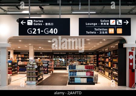 Questa fotografia mostra un negozio duty free durante l'apertura alla stampa del nuovo terminal 2G dell'aeroporto Roissy Charles de Gaulle di Parigi, alla periferia di Parigi, Francia, il 13 aprile 2022. Foto di Daniel Derajinski/ABACAPRESS.COM Foto Stock