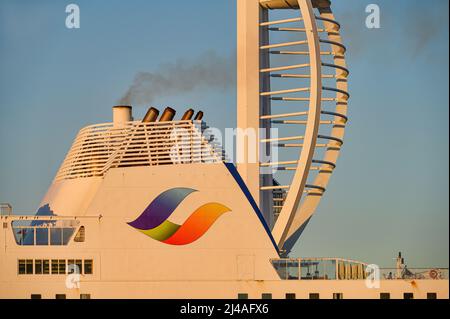 Vista del logo Brittany Ferries sull'imbuto del traghetto cross-channel Mont St. Michel mentre naviga oltre la torre Spinnaker - Giugno 2021 Foto Stock