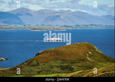 Una vista panoramica della Caledonian MacBrayne traghetto Isola di Lewis in Sound of Mull in rotta per Oban - Ottobre 2021. Foto Stock