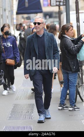 Milano, . 13th Apr 2022. Milano, 13-04-2022 Pasquale di Molfetta, meglio conosciuta come LINUS, famoso DJ della radio DEEJAY, cammina per le strade del centro con la moglie CARLOTTA MEDAS. Credit: Independent Photo Agency/Alamy Live News Foto Stock