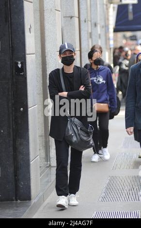 Milano, . 13th Apr 2022. Milano, 13-04-2022 Pasquale di Molfetta, meglio conosciuta come LINUS, famoso DJ della radio DEEJAY, cammina per le strade del centro con la moglie CARLOTTA MEDAS. Credit: Independent Photo Agency/Alamy Live News Foto Stock