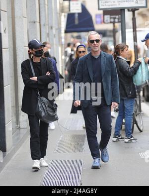 Milano, . 13th Apr 2022. Milano, 13-04-2022 Pasquale di Molfetta, meglio conosciuta come LINUS, famoso DJ della radio DEEJAY, cammina per le strade del centro con la moglie CARLOTTA MEDAS. Credit: Independent Photo Agency/Alamy Live News Foto Stock