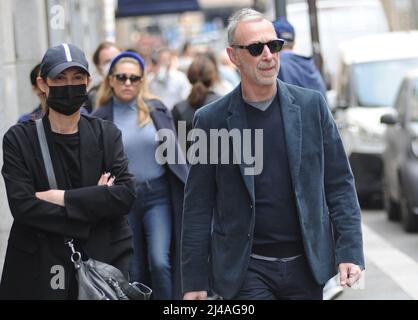 Milano, . 13th Apr 2022. Milano, 13-04-2022 Pasquale di Molfetta, meglio conosciuta come LINUS, famoso DJ della radio DEEJAY, cammina per le strade del centro con la moglie CARLOTTA MEDAS. Credit: Independent Photo Agency/Alamy Live News Foto Stock