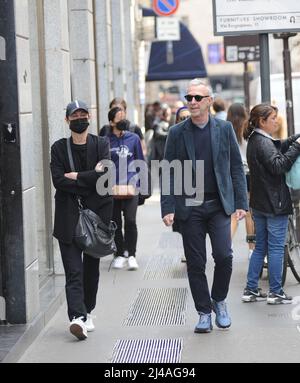 Milano, . 13th Apr 2022. Milano, 13-04-2022 Pasquale di Molfetta, meglio conosciuta come LINUS, famoso DJ della radio DEEJAY, cammina per le strade del centro con la moglie CARLOTTA MEDAS. Credit: Independent Photo Agency/Alamy Live News Foto Stock