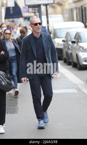 Milano, . 13th Apr 2022. Milano, 13-04-2022 Pasquale di Molfetta, meglio conosciuta come LINUS, famoso DJ della radio DEEJAY, cammina per le strade del centro con la moglie CARLOTTA MEDAS. Credit: Independent Photo Agency/Alamy Live News Foto Stock