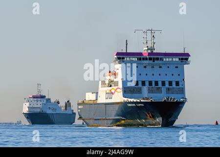 La Channel Island traghetti Commodore Clipper e Commodore Goodwill in avvicinamento a Portsmouth - Luglio 2021. Foto Stock