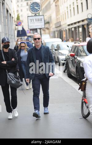 Milano, . 13th Apr 2022. Milano, 13-04-2022 Pasquale di Molfetta, meglio conosciuta come LINUS, famoso DJ della radio DEEJAY, cammina per le strade del centro con la moglie CARLOTTA MEDAS. Credit: Independent Photo Agency/Alamy Live News Foto Stock