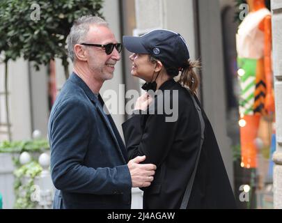 Milano, . 13th Apr 2022. Milano, 13-04-2022 Pasquale di Molfetta, meglio conosciuta come LINUS, famoso DJ della radio DEEJAY, cammina per le strade del centro con la moglie CARLOTTA MEDAS. Credit: Independent Photo Agency/Alamy Live News Foto Stock