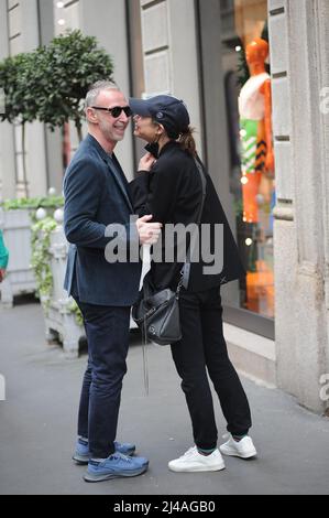 Milano, . 13th Apr 2022. Milano, 13-04-2022 Pasquale di Molfetta, meglio conosciuta come LINUS, famoso DJ della radio DEEJAY, cammina per le strade del centro con la moglie CARLOTTA MEDAS. Credit: Independent Photo Agency/Alamy Live News Foto Stock