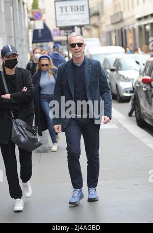 Milano, . 13th Apr 2022. Milano, 13-04-2022 Pasquale di Molfetta, meglio conosciuta come LINUS, famoso DJ della radio DEEJAY, cammina per le strade del centro con la moglie CARLOTTA MEDAS. Credit: Independent Photo Agency/Alamy Live News Foto Stock