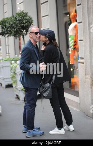 Milano, . 13th Apr 2022. Milano, 13-04-2022 Pasquale di Molfetta, meglio conosciuta come LINUS, famoso DJ della radio DEEJAY, cammina per le strade del centro con la moglie CARLOTTA MEDAS. Credit: Independent Photo Agency/Alamy Live News Foto Stock