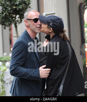 Milano, . 13th Apr 2022. Milano, 13-04-2022 Pasquale di Molfetta, meglio conosciuta come LINUS, famoso DJ della radio DEEJAY, cammina per le strade del centro con la moglie CARLOTTA MEDAS. Credit: Independent Photo Agency/Alamy Live News Foto Stock