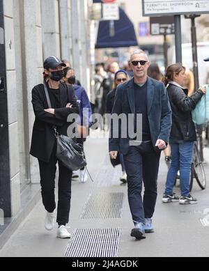 Milano, . 13th Apr 2022. Milano, 13-04-2022 Pasquale di Molfetta, meglio conosciuta come LINUS, famoso DJ della radio DEEJAY, cammina per le strade del centro con la moglie CARLOTTA MEDAS. Credit: Independent Photo Agency/Alamy Live News Foto Stock