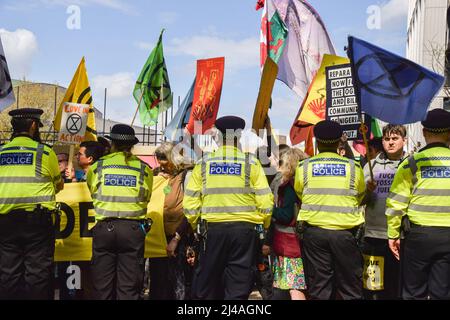 Londra, Inghilterra, Regno Unito. 13th Apr 2022. La polizia sorvegliano l'ingresso. Estinzione gli attivisti della ribellione causarono il caos presso la sede di Londra del colosso petrolifero Shell, con decine di manifestanti che si incollavano al pavimento fuori dell'ingresso e molti all'interno dell'edificio. (Credit Image: © Vuk Valcic/ZUMA Press Wire) Foto Stock
