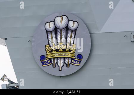 Lo stemma del Principe di Galles, indossato dalla portaerei Royal Navy HMS Prince of Wales (R09) - maggio 2021. Foto Stock