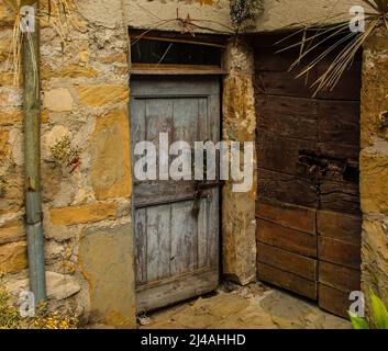 Antiche porte in legno a Poffabro, storico borgo medievale della Val Colvera in provincia di Pordenone, Friuli-Venezia Giulia, Italia nord-orientale Foto Stock