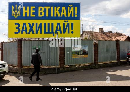 Lviv, Ucraina. 12th Apr 2022. Il 12 aprile 2022, al confine polacco-ucraino di Shegine, si vede un segno "non fuggire, proteggere". Mentre la Federazione russa ha invaso l'Ucraina, il conflitto dovrebbe costringere fino a 5 milioni di ucraini a fuggire dal paese e a produrre molti altri rifugiati interni. Gli uomini di 18-65 anni non sono autorizzati a lasciare il paese. (Foto di Dominika Zarzycka/Sipa USA) Credit: Sipa USA/Alamy Live News Foto Stock