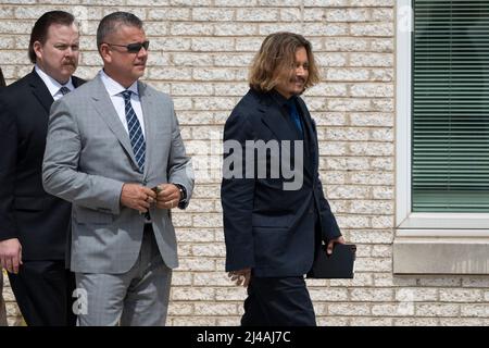 Fairfax, Virginia, Stati Uniti. 13th Apr 2022. L'attore Johnny Depp fa una pausa durante il suo processo anti-diffamazione al tribunale della contea di Fairfax. Photo Credit: Chris Kleponis/Sipa USA Credit: Sipa USA/Alamy Live News Foto Stock