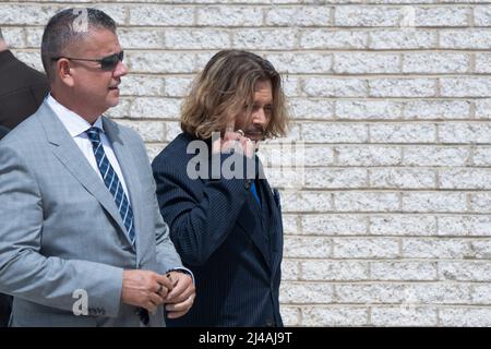 Fairfax, Virginia, Stati Uniti. 13th Apr 2022. L'attore Johnny Depp fa una pausa durante il suo processo anti-diffamazione al tribunale della contea di Fairfax. Photo Credit: Chris Kleponis/Sipa USA Credit: Sipa USA/Alamy Live News Foto Stock