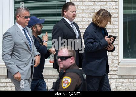 Fairfax, Virginia, Stati Uniti. 13th Apr 2022. L'attore Johnny Depp fa una pausa durante il suo processo anti-diffamazione al tribunale della contea di Fairfax. Photo Credit: Chris Kleponis/Sipa USA Credit: Sipa USA/Alamy Live News Foto Stock