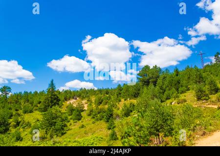 Road and view from-the Eagle's Eye Panoramic site-a favorite tourist attraction in the Western Rhodopes region with Magnificent views to Rhodopes,Rila Foto Stock