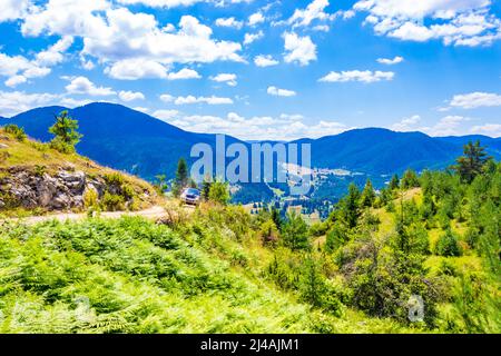 Road and view from-the Eagle's Eye Panoramic site-a favorite tourist attraction in the Western Rhodopes region with Magnificent views to Rhodopes,Rila Foto Stock