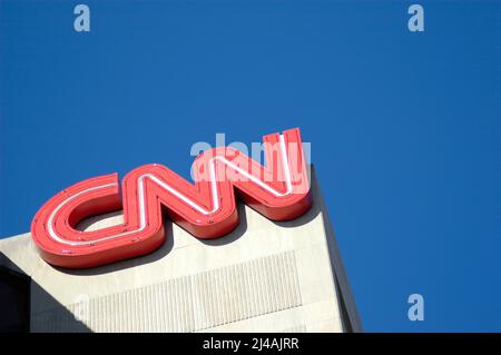 CNN, Cabel News Network, edificio ad Atlanta nel CNN Center da Olympic Centenial Park, con un senso di strada segno, Business of broadcasting in tutto il mondo di Foto Stock