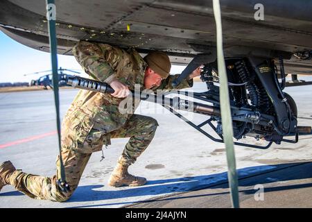 Lettonia. 3rd Apr 2022. PFC dell'esercito degli Stati Uniti. Anthony Haines, riparatore di armamenti elettrici e avionici, assegnato a Bravo Company, 1-3rd Attack Battaglione, 12th Combat Aviation Brigade effettua un'ispezione bisettimanale di 14 giorni sulla pistola automatica M230 di un elicottero AH-64D Apache alla Lielvarde Air base, Lettonia, 3 aprile 2022. Il M230 è un'arma a cilindro singolo, alimentata esternamente, alimentata elettricamente, a catena. 12 CAB è tra le altre unità assegnate al V Corps, il Forward schierato Corps americano in Europa che lavora insieme agli alleati della NATO e ai partner di sicurezza regionale per fornire forze pronte per i combattimenti, ad esempio Foto Stock