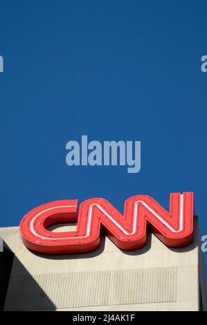 CNN, Cabel News Network, edificio ad Atlanta nel CNN Center da Olympic Centenial Park, con un senso di strada segno, Business of broadcasting in tutto il mondo di Foto Stock