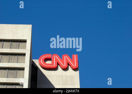 CNN, Cabel News Network, edificio ad Atlanta nel CNN Center da Olympic Centenial Park, con un senso di strada segno, Business of broadcasting in tutto il mondo di Foto Stock