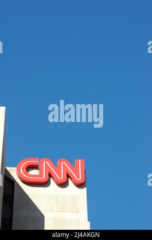 CNN, Cabel News Network, edificio ad Atlanta nel CNN Center da Olympic Centenial Park, con un senso di strada segno, Business of broadcasting in tutto il mondo di Foto Stock