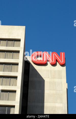 CNN, Cabel News Network, edificio ad Atlanta nel CNN Center da Olympic Centenial Park, con un senso di strada segno, Business of broadcasting in tutto il mondo di Foto Stock