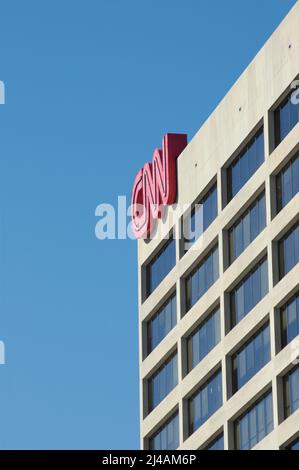 CNN, Cabel News Network, edificio ad Atlanta nel CNN Center da Olympic Centenial Park, con un senso di strada segno, Business of broadcasting in tutto il mondo di Foto Stock