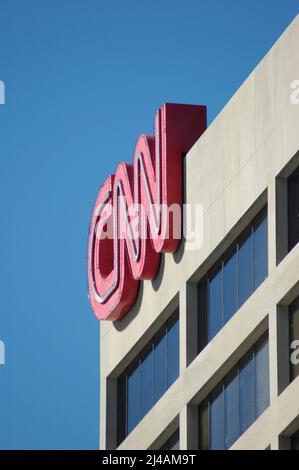 CNN, Cabel News Network, edificio ad Atlanta nel CNN Center da Olympic Centenial Park, con un senso di strada segno, Business of broadcasting in tutto il mondo di Foto Stock