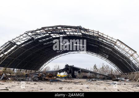 Lviv, Lviv Oblast, Ucraina. 5th Apr 2022. L'aeroporto di Gostomel in Ucraina è stato preso dai russi all'inizio della guerra e recuperato dall'esercito ucraino il 1 aprile, l'aeroporto è completamente distrutto compreso l'aereo che è stato considerato il più grande del mondo, armi usate sono state trovate anche ed esplosivi inutilizzati. Uomini e donne entrano a pregare per la fine della guerra in una chiesa a Lviv Ucraina (Credit Image: © David Peinado/Pacific Press via ZUMA Press Wire) Foto Stock