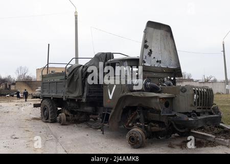 Lviv, Lviv Oblast, Ucraina. 5th Apr 2022. L'aeroporto di Gostomel in Ucraina è stato preso dai russi all'inizio della guerra e recuperato dall'esercito ucraino il 1 aprile, l'aeroporto è completamente distrutto compreso l'aereo che è stato considerato il più grande del mondo, armi usate sono state trovate anche ed esplosivi inutilizzati. Uomini e donne entrano a pregare per la fine della guerra in una chiesa a Lviv Ucraina (Credit Image: © David Peinado/Pacific Press via ZUMA Press Wire) Foto Stock