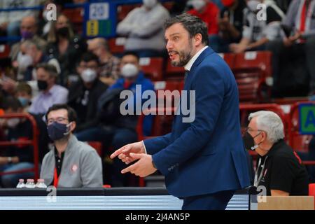 Milano, Italia. 13th Apr 2022. Paolo Galbiati, allenatore Vanoli Cremona durante AX Armani Exchange Milano vs Vanoli Cremona, Campionato Italiano di Basket a Serie a Milano, Italia, Aprile 13 2022 Credit: Independent Photo Agency/Alamy Live News Foto Stock