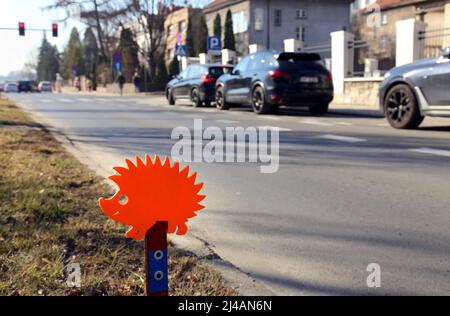 Cracovia. Cracovia. Polonia. Segnale di avvertimento hedgehog che indica ai conducenti di guidare lentamente e guardando con attenzione verso l'esterno per i hedgehog che attraversano la strada nell'area urbana. Foto Stock