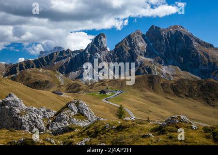 Escursioni intorno a Cinque Torri nelle Dolomiti del Nord Italia, Europa Foto Stock