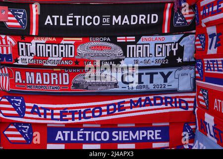 Madrid, Spagna, 13th aprile 2022. Merce in vendita presso uno stand fuori terra prima della partita della UEFA Champions League allo stadio Wanda Metropolitano di Madrid. Il credito d'immagine dovrebbe essere: Jonathan Moscrop / Sportimage Credit: Sportimage/Alamy Live News Foto Stock