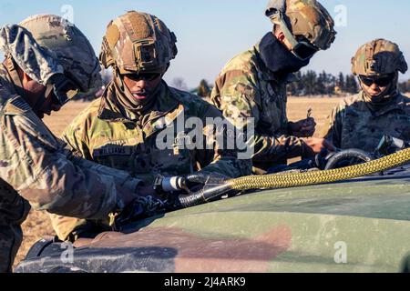 Zamosc, Polonia. 18th Mar 2022. I paracadutisti statunitensi assegnati a 3rd Brigade Combat Team, 82nd Airborne Division conducono la formazione di sling load a Zamosc, Polonia, 18 marzo 2022. La divisione Airborne del 82nd è dispiegata per migliorare la loro disponibilità mentre lavorano insieme ai loro alleati polacchi per rafforzare l'Alleanza NATO. Credit: James Bourgeois/U.S.A. Marines/ZUMA Press Wire Service/ZUMAPRESS.com/Alamy Live News Foto Stock