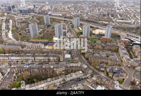 Harrow Road a Westbourne Park, Royal Oak e Warwick Avenue, Londra, Inghilterra Foto Stock