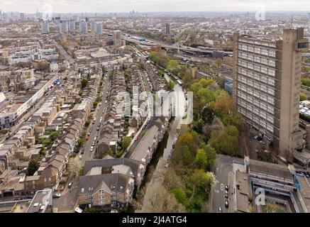 Grand Union Canal al Westbourne Park, nella zona di Royal Oak e Warwick Avenue, Londra, Inghilterra Foto Stock