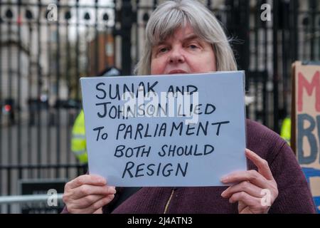 Una manciata di manifestanti è venuto fuori per mostrare il loro malcontento verso le 50 persone che hanno partecipato a varie parti al numero 10 Downing Street Foto Stock