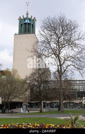 Il Centro Civico - l'edificio amministrativo del governo locale o il consiglio comunale a Newcastle upon Tyne, Regno Unito, un edificio del 1960s con torre campanaria. Foto Stock