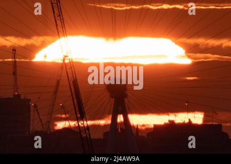 Londra, Regno Unito. 13th aprile 2022. UK Meteo: Drammatico tramonto dietro la ruota ferris del London Eye che inizia il weekend di Pasqua caldo onda. Credit: Guy Corbishley/Alamy Live News Foto Stock