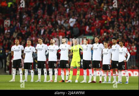 Liverpool, Inghilterra, 13th aprile 2022. La squadra di Benfica prende parte a un minuto di silenzio in memoria dei 97 tifosi che hanno perso la vita a Hillsborough durante la partita della UEFA Champions League ad Anfield, Liverpool. Il credito dell'immagine dovrebbe leggere: Darren Staples / Sportimage Credit: Sportimage/Alamy Live News Foto Stock