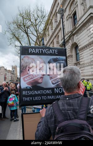 Una manciata di manifestanti è venuto fuori per mostrare il loro malcontento verso le 50 persone che hanno partecipato a varie parti al numero 10 Downing Street Foto Stock