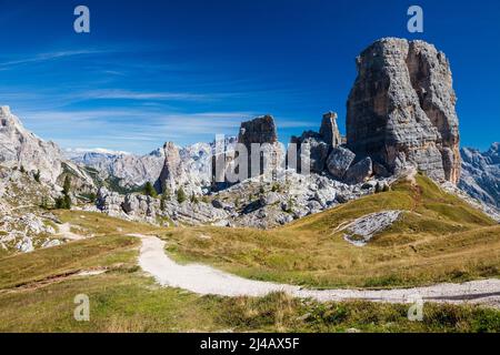 Escursioni intorno a Cinque Torri nelle Dolomiti del Nord Italia, Europa Foto Stock