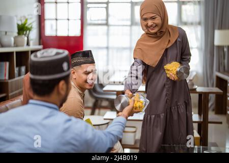 visita ad amici e parenti durante la giornata islamica di eid mubarak Foto Stock